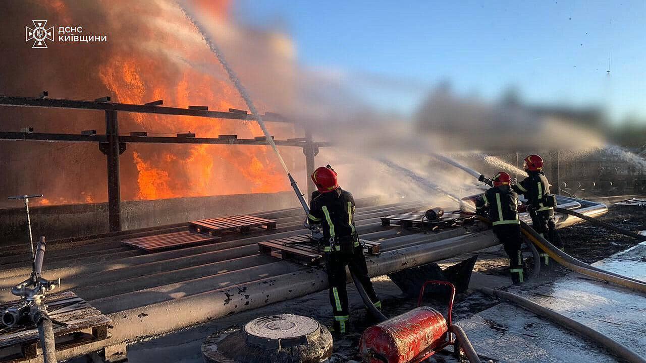 На Киевщине продолжается ликвидация пожара на предприятии